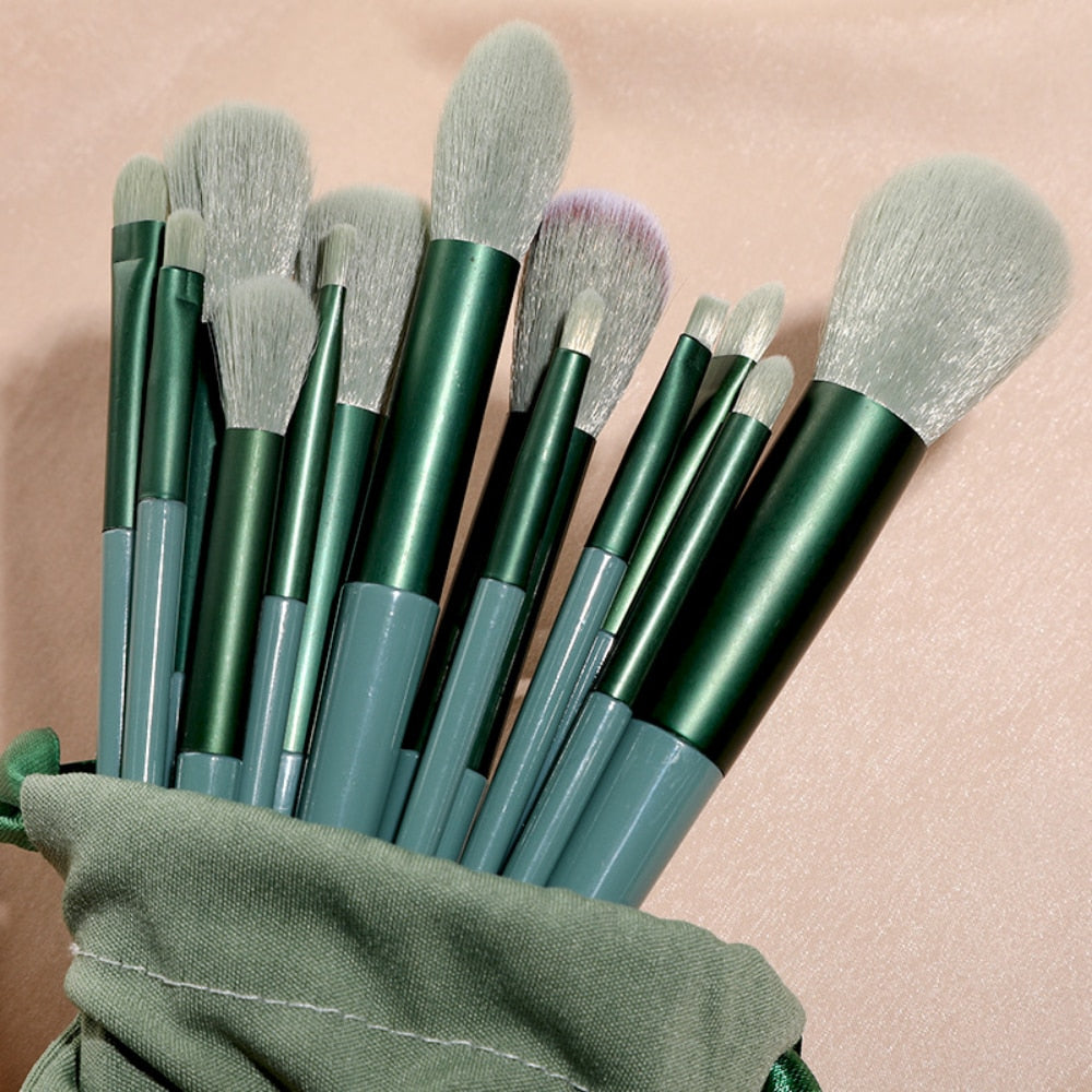 The Glamour Shadow Brush: Star of 13-Piece Set High Shine